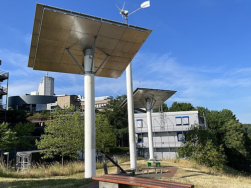 Flügelhügel mit Solaranlagen und Sitzgelegenheiten